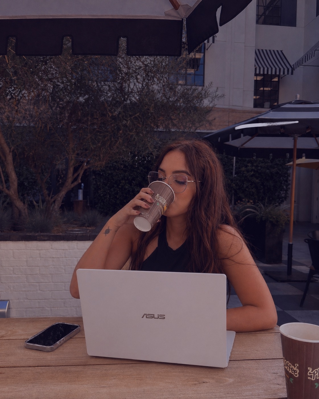 Yasmin estudando com notebook e café